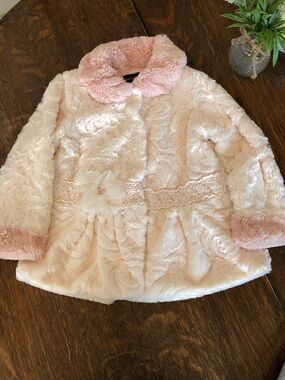 Isobella & Chloe faux fur jacket. Size 6.